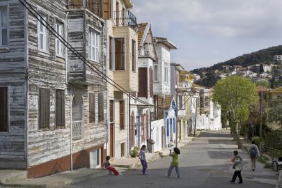 RUELLE BORDEE DE MAISONS EN BOIS